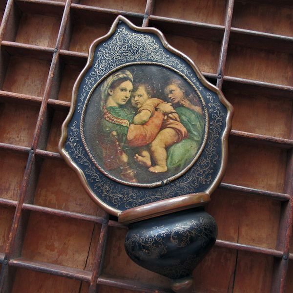 画像: 小椅子の聖母の聖水盤
