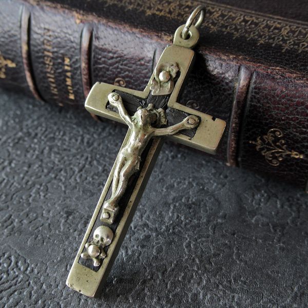 画像: ドクロ付きの聖職者の十字架