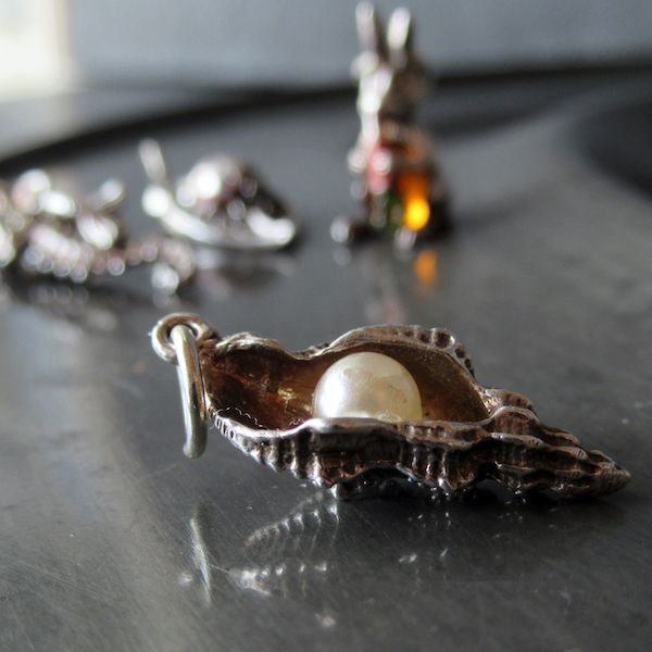 画像: 真珠と巻貝のシルバーチャーム