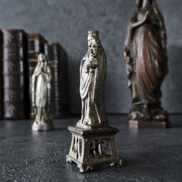 画像: 台座付きの聖母子像