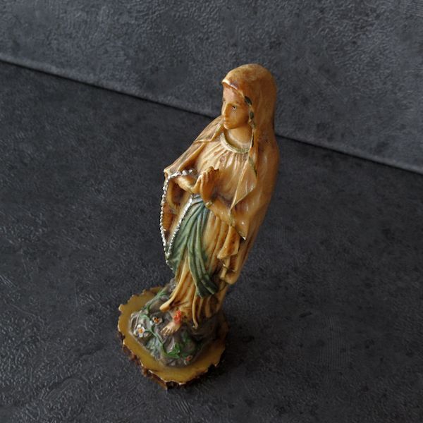 画像: ロザリオを手に祈る聖母マリア像