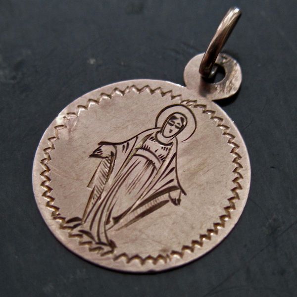 画像: 手彫りの聖母マリアの18金メダイ（19世紀）