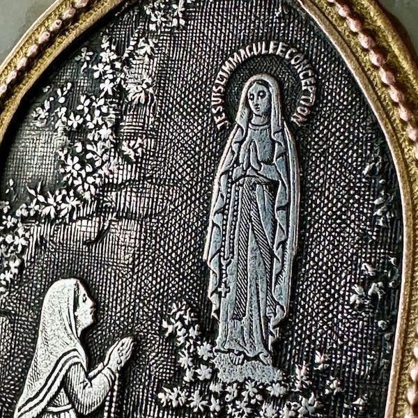 画像: ルルドの聖母の盾（大理石）